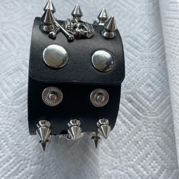 Bracelet skull and spikes biker style. Snap adjustment for 2 size fit. - Picture 3 of 5